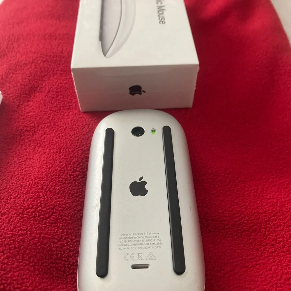 Apple Magic Mouse! Used twice (Wht) Includes USB-C to Lighting cable!